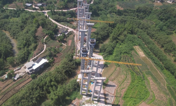 东方财通 渝赤叙高速公路干坝庄隧道左线贯通