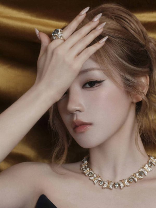 聚创优配 宋雨琦身着蓝色拖尾礼裙 戴蝴蝶造型项链气质矜贵