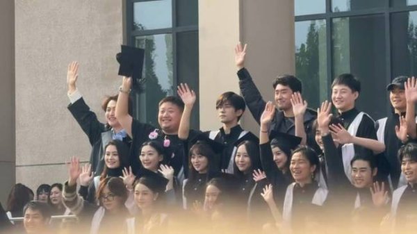 富盈策略 易烊千玺参加中戏补办毕业典礼！穿学士服拍毕业照